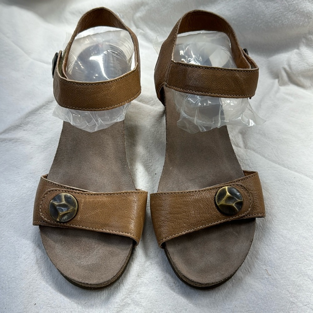 Taos Sandals Sz 39 Excellent Condition